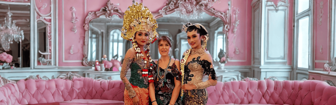 Marie-Christine Fournel entourée de modèles illustrant l’excellence de la dermopigmentation enseignée par ArtMakeup Academy