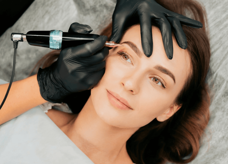 Technicienne réalisant un maquillage permanent des sourcils sur une cliente allongée
