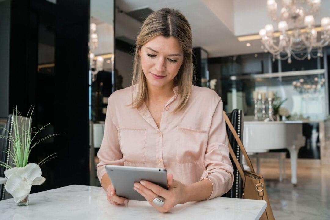 Future dermographe analysant les Tarifs Formation Maquillage Permanent et sa rentabilité sur notre simulateur.