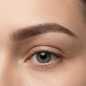 Résultat naturel Hairstroke au dermographe appris dans notre formation maquillage permanent en ligne Premium.