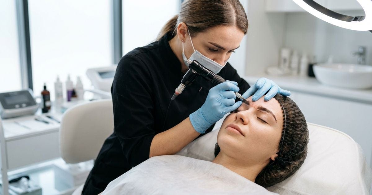 séance de formation de maquillage permanent en institut professionnel