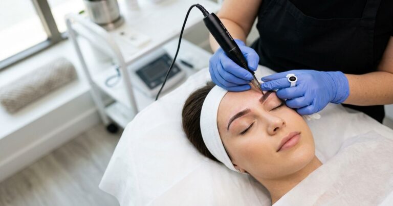 maquillage semi permanent sourcils seance dermographe mains gantees vue plongeante