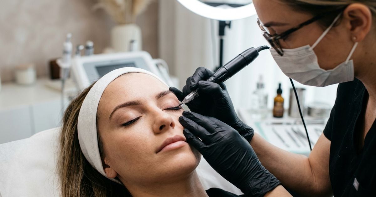 maquillage permanent liner gros plan application paupiere mains gantees dermographe