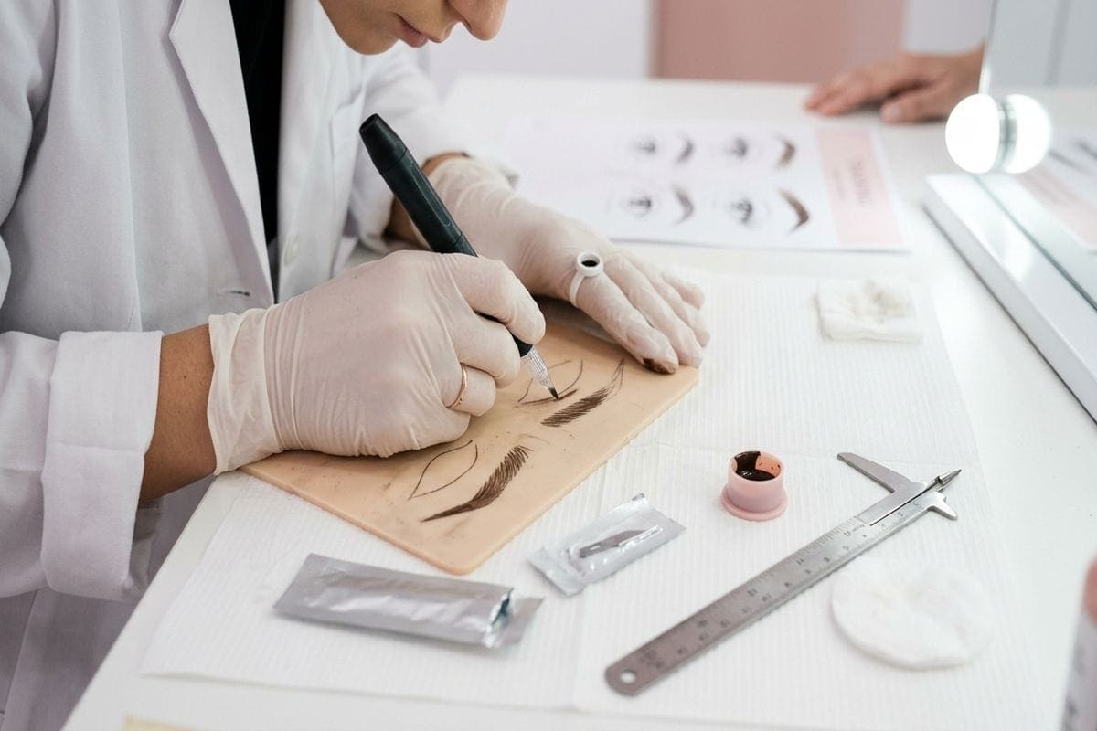 formation microblading montpellier : eleve travaillant les sourcils sur peau synthetique